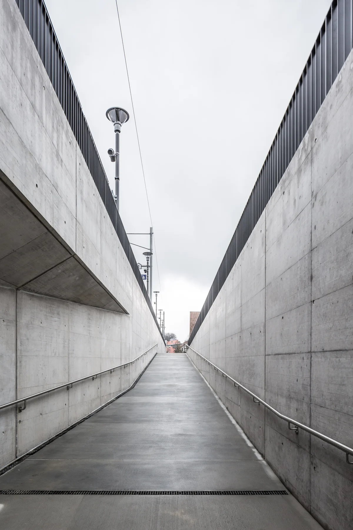 Im Rahmen der Modernisierung erhielt der Bahnhof Illnau auch behindertengerechte Zugänge. Zugangsrampe an einem Bahnhof.